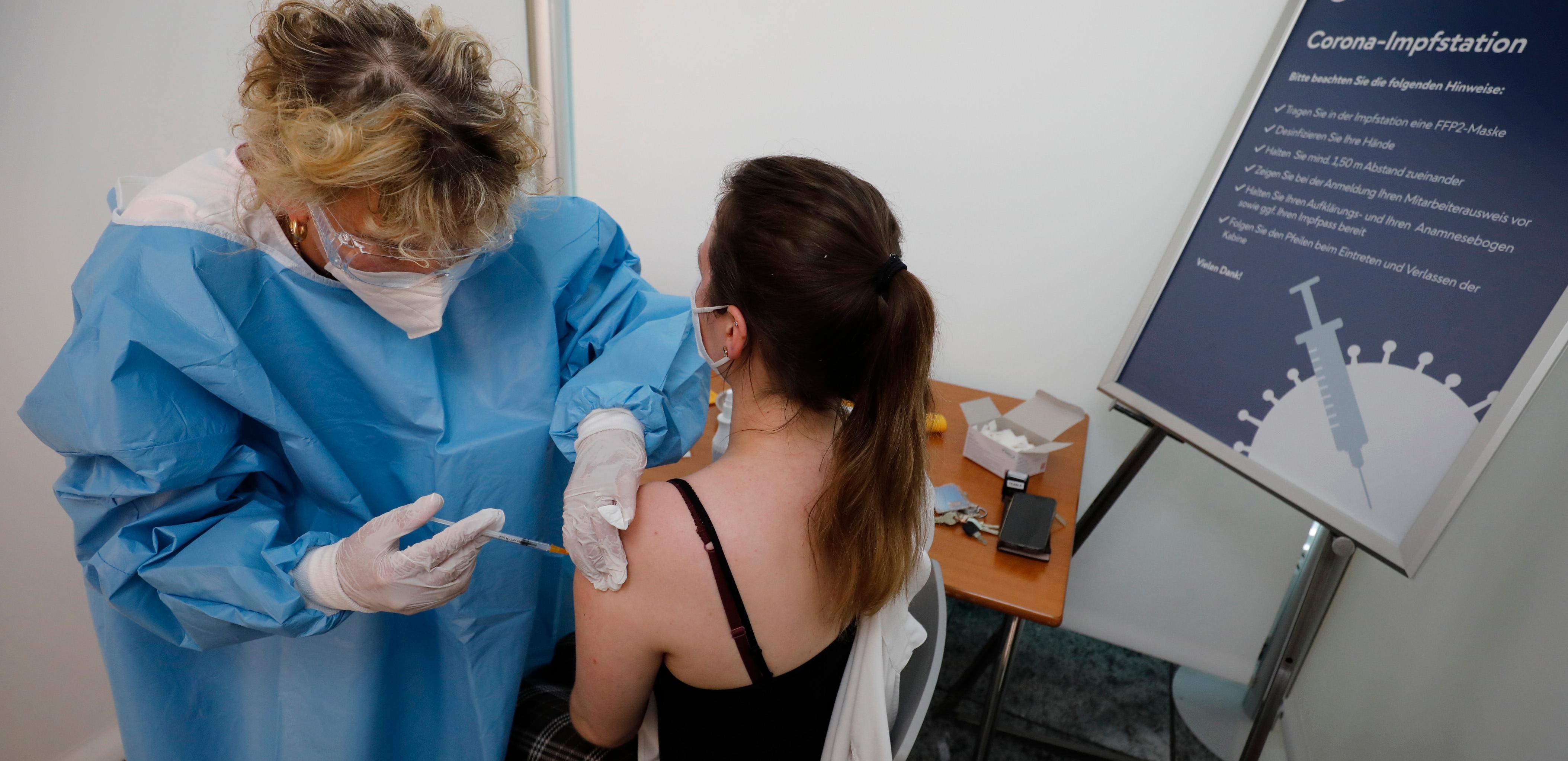 MItarbeiter werden bei der Nürnberger Versicherung geimpft
