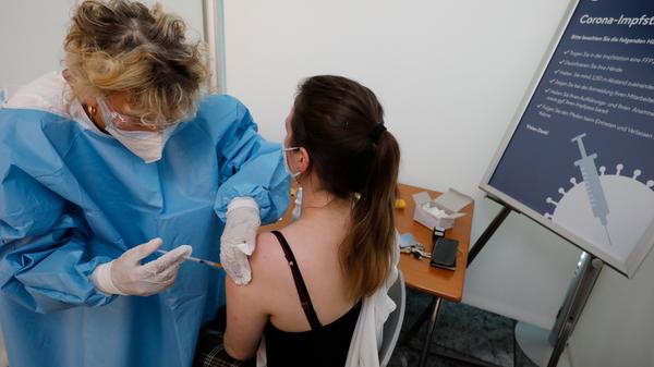 MItarbeiter werden bei der Nürnberger Versicherung geimpft