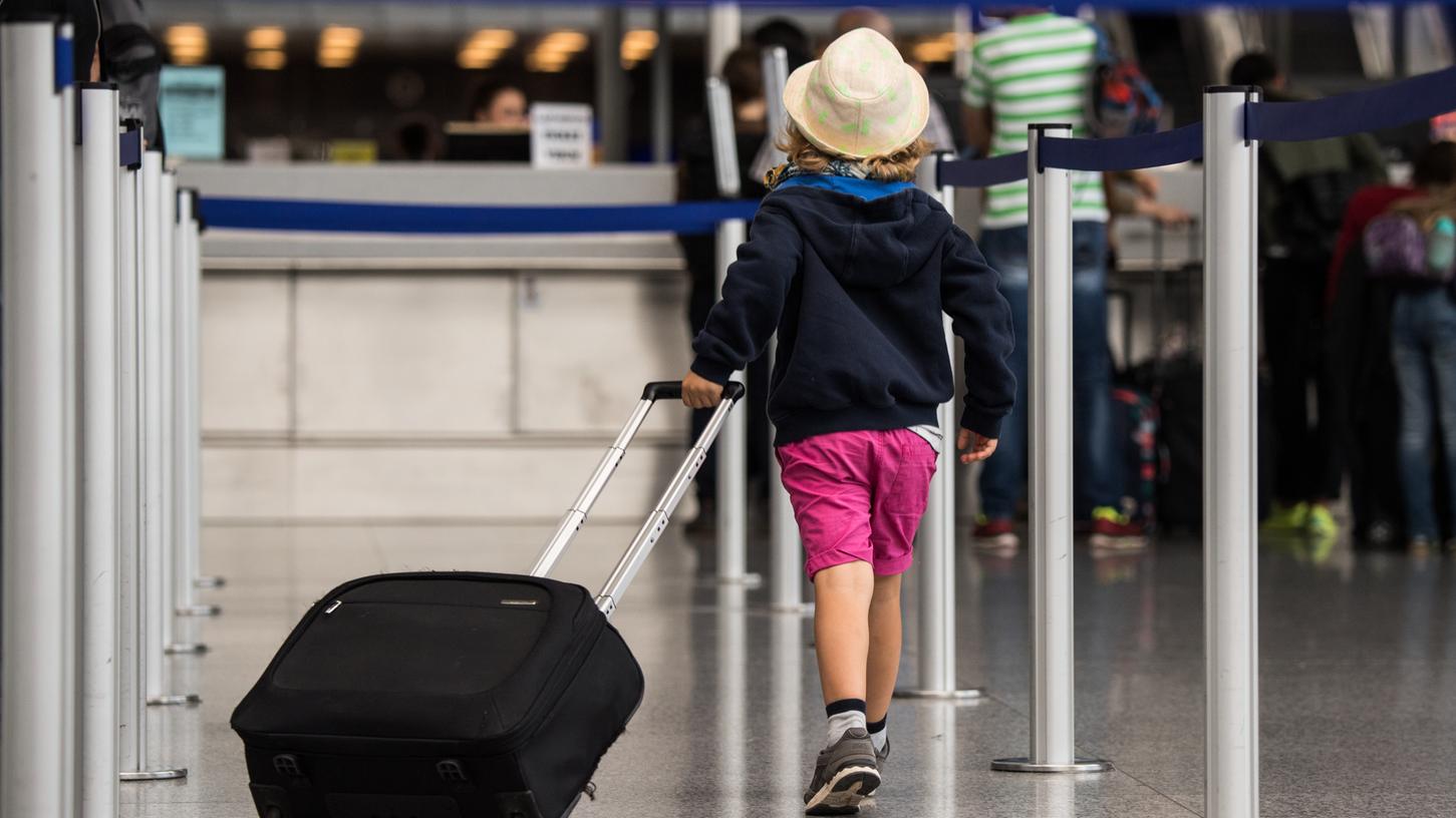 Viele Menschen sind schon am Nürnberger Flughafen in den Urlaub gestartet. Wie es dort hinter den Kulissen aussieht, berichtet die Kinderzeitung "nanu!?" in ihrer Ausgabe vom 18. Juni.
Viele Menschen sind schon am Nürnberger Flughafen in den Urlaub gestartet. Wie es dort hinter den Kulissen aussieht, berichtet die Kinderzeitung "nanu!?" in ihrer Ausgabe vom 18. Juni.