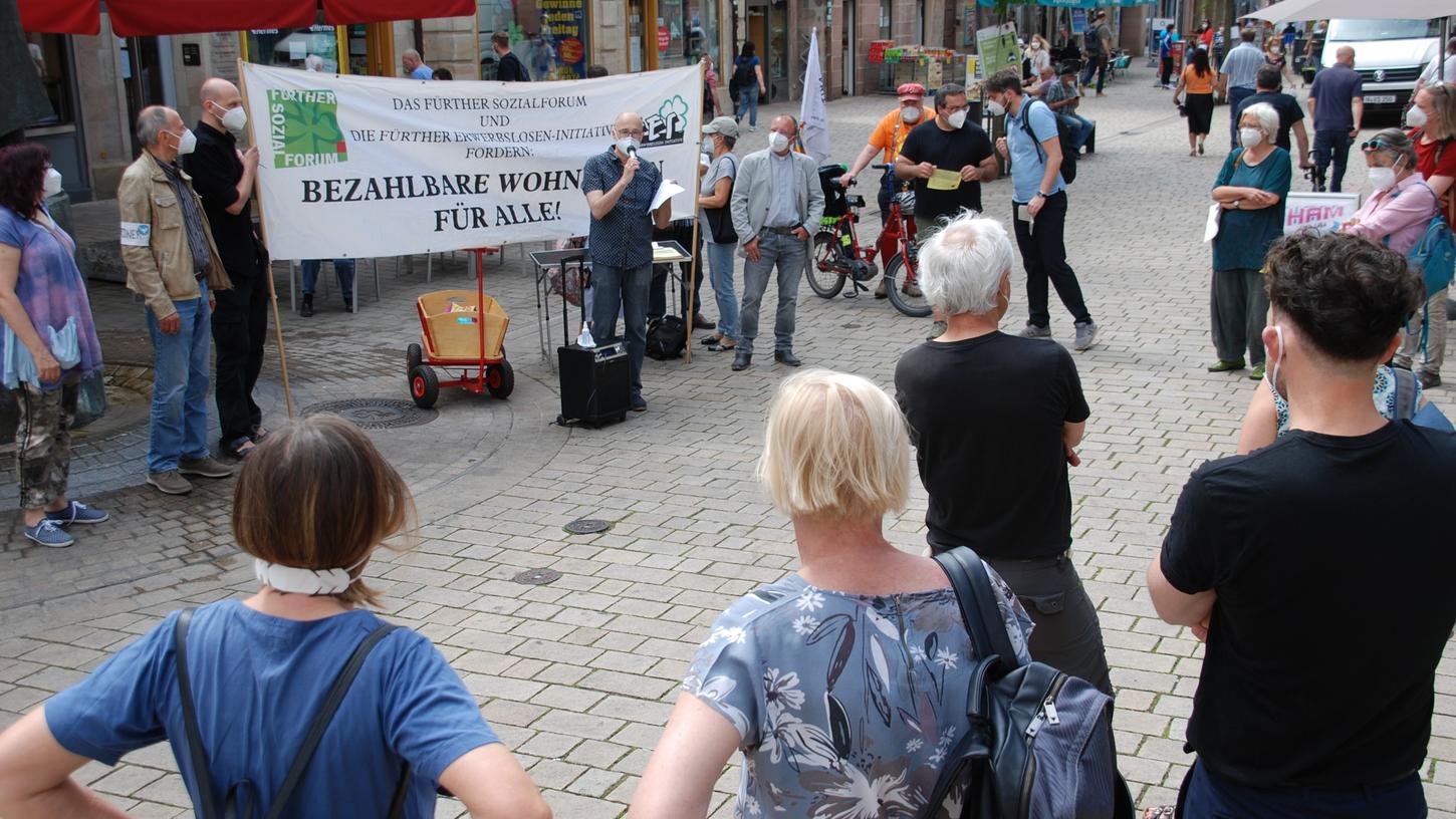 "Bezahlbare Wohnungen für alle": So lautete die zentrale Forderung, die das Fürther Sozialforum im Rahmen einer Kundgebung nahe dem Drei-Herren-Brunnen aufgestellt hat.