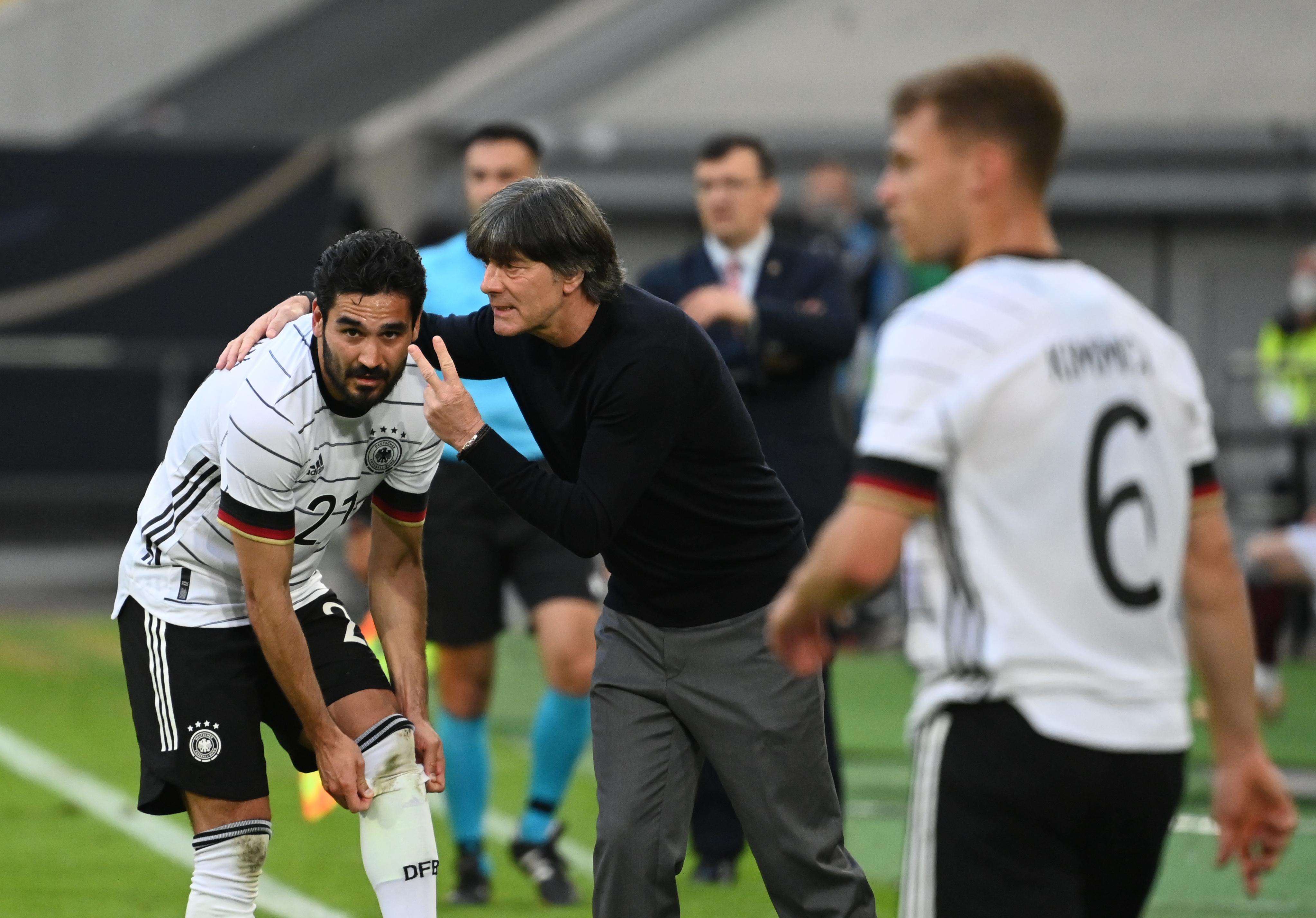 Anweisungen? Eigentlich unnötig! Ilkay Gündogan, Deutschlands einst auch in Club-Diensten stehender Kurzpassmeister und selbst Torschütze gegen Lettland, und das DFB-Team gestalteten ihre Generalprobe vor EM-Beginn auch so überaus erfolgreich. Anweisungen? Eigentlich unnötig! Ilkay Gündogan, Deutschlands einst auch in Club-Diensten stehender Kurzpassmeister und selbst Torschütze gegen Lettland, und das DFB-Team gestalteten ihre Generalprobe vor EM-Beginn auch so überaus erfolgreich.