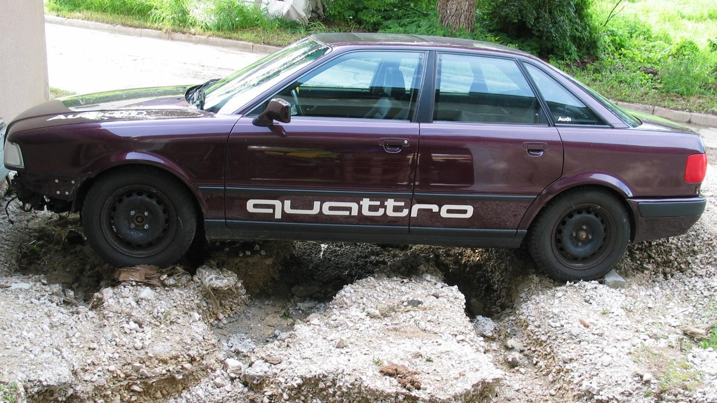 Der Besitzer dieses liebevoll gepflegten Audis staunte nach Abfluss der Wassermassen in Ostheim nicht schlecht: Der Wagen steht quasi wie auf Stelzen, der Parkplatz wurde vollkommen unterspült.
Der Besitzer dieses liebevoll gepflegten Audis staunte nach Abfluss der Wassermassen in Ostheim nicht schlecht: Der Wagen steht quasi wie auf Stelzen, der Parkplatz wurde vollkommen unterspült.