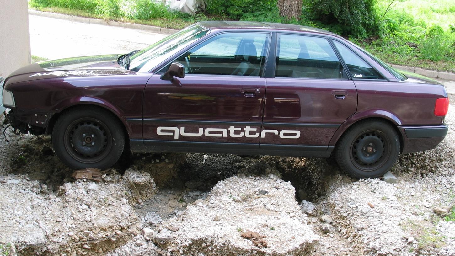 Der Besitzer dieses liebevoll gepflegten Audis staunte nach Abfluss der Wassermassen in Ostheim nicht schlecht: Der Wagen steht quasi wie auf Stelzen, der Parkplatz wurde vollkommen unterspült.