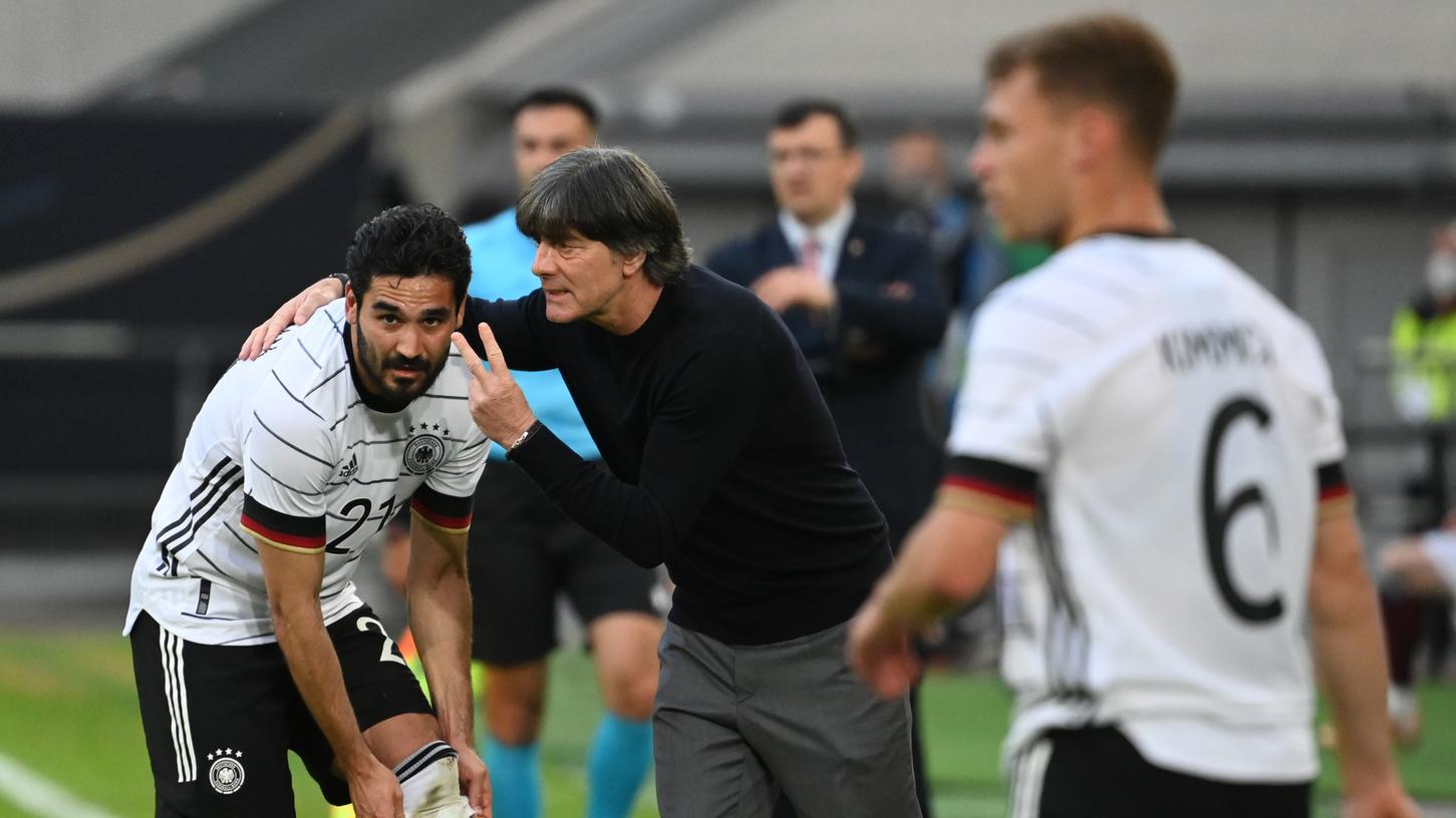Joachim Löw, hier bei Anweisungen für Emre Can beim 7:1-Erfolg am Montag gegen Lettland, ist seit 15 Jahren Bundestrainer. Die ARD widmet ihm jetzt eine ausführliche Dokumentation. Geschnitten, gemischt und mit Musik unterlegt wurde sie von Klaus Rogoll aus Rohr.
Joachim Löw, hier bei Anweisungen für Emre Can beim 7:1-Erfolg am Montag gegen Lettland, ist seit 15 Jahren Bundestrainer. Die ARD widmet ihm jetzt eine ausführliche Dokumentation. Geschnitten, gemischt und mit Musik unterlegt wurde sie von Klaus Rogoll aus Rohr.