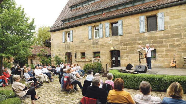 Bühne frei für die Kultur im Dehnberger Hoftheater Bühne frei für die Kultur im Dehnberger Hoftheater