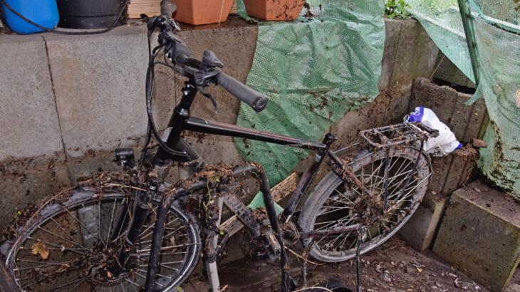 An der Mauer und am Fahrrad beim Garageneingang von Claudia Lossi-Zahner kann man sehen, wie hoch das Wasser am Wochenende in Ludersheim anstieg. An der Mauer und am Fahrrad beim Garageneingang von Claudia Lossi-Zahner kann man sehen, wie hoch das Wasser am Wochenende in Ludersheim anstieg.