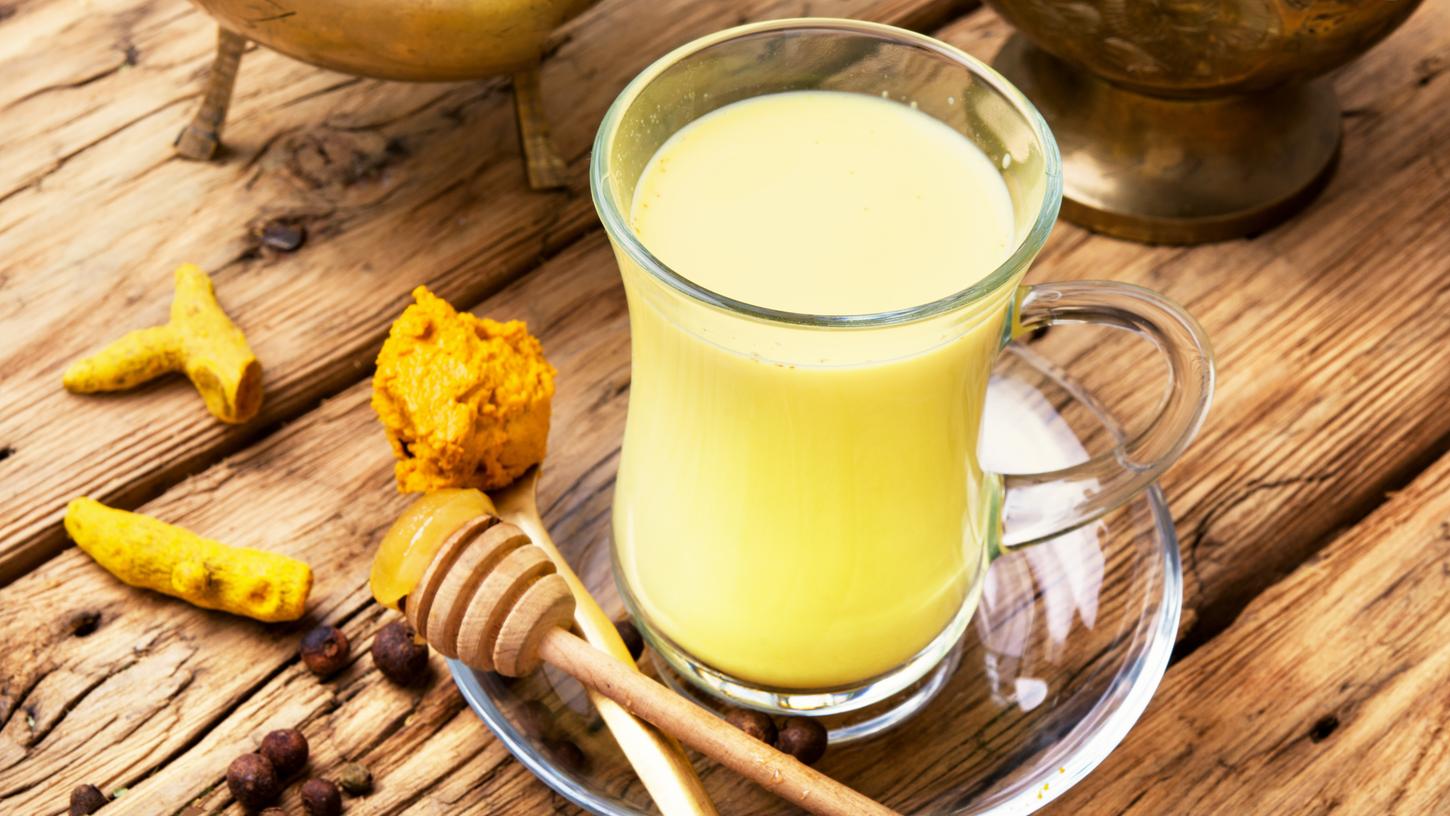 Die sogenannte Goldene Milch ist nicht zuletzt dank zahlreicher Influencer und Werbekampagnen sehr beliebt. Das Getränk aus Pflanzenmilch, etwa aus Hafer, Mandel oder Kokos, verdankt Kurkuma seine Farbe und Würze. Die sogenannte Goldene Milch ist nicht zuletzt dank zahlreicher Influencer und Werbekampagnen sehr beliebt. Das Getränk aus Pflanzenmilch, etwa aus Hafer, Mandel oder Kokos, verdankt Kurkuma seine Farbe und Würze.