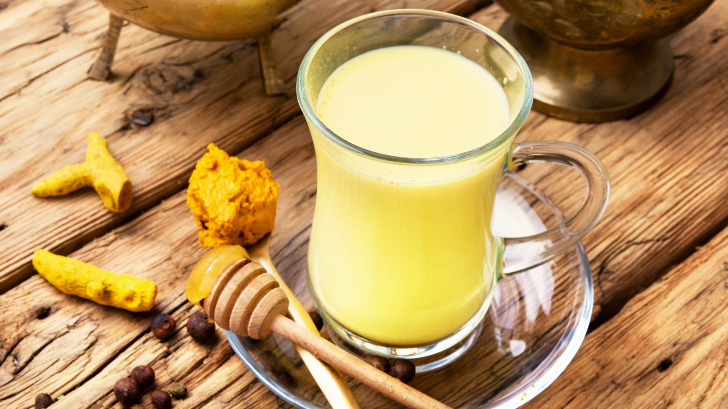 Die sogenannte Goldene Milch ist nicht zuletzt dank zahlreicher Influencer und Werbekampagnen sehr beliebt. Das Getränk aus Pflanzenmilch, etwa aus Hafer, Mandel oder Kokos, verdankt Kurkuma seine Farbe und Würze.
