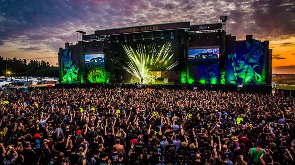 Die Metalfans haben die enttäuschende Nachricht bekommen: Das Summer Breeze-Festival 2021 wird nicht stattfinden. Da die Rahmenbedingungen, die eine für das Open Air verlässliche und verbindliche Grundlage bieten, fehlen, muss leider das Event verschoben werden. Der neue Termin für das Summer Breeze ist nun der 17. bis 20. August 2022.