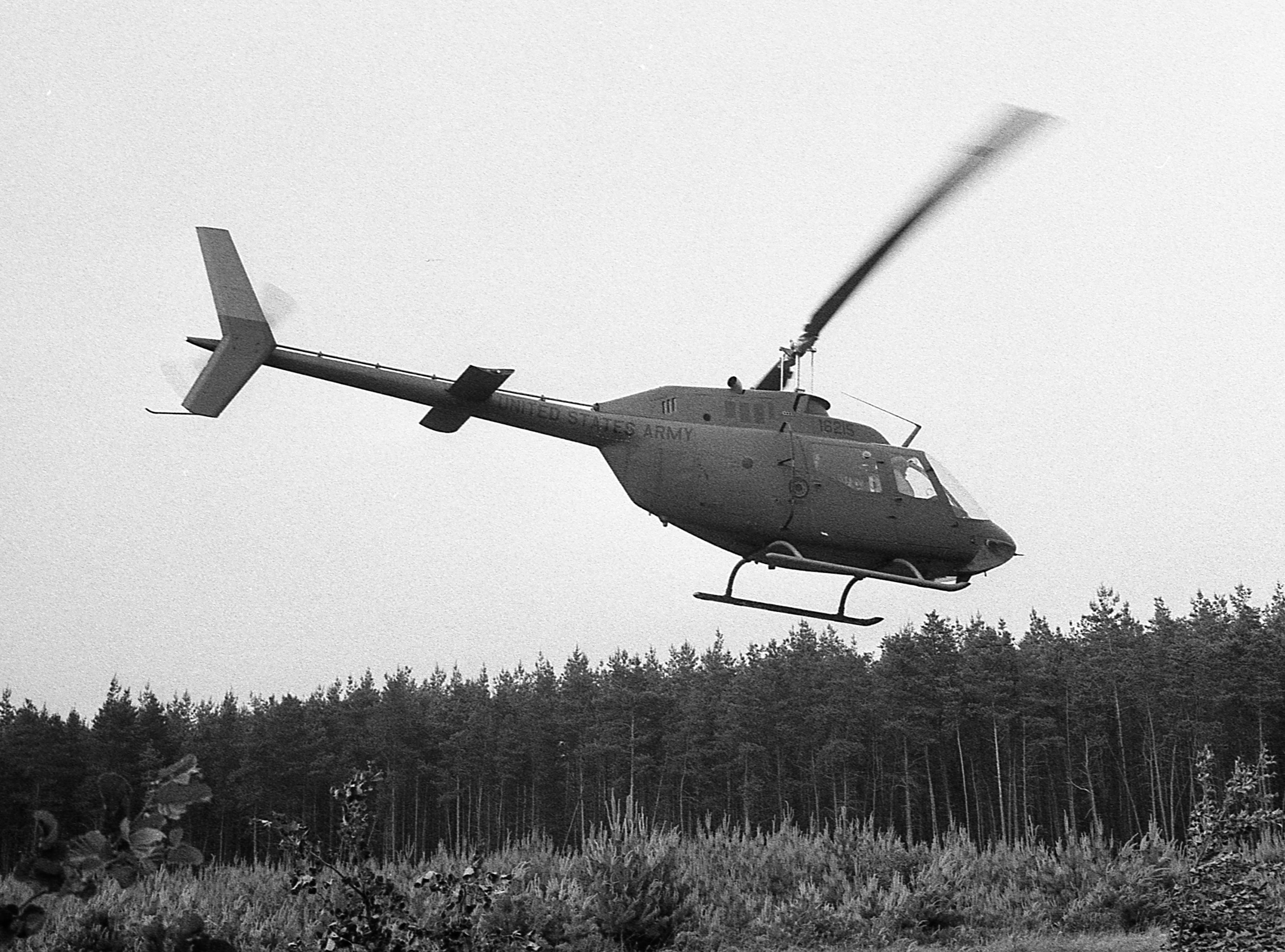 Dem Spaziergänger kann es allerdings passieren, daß plötzlich statt der Stille ohrenbetäubender Lärm herrscht, weil einige Meter neben ihm ein Hubschrauber der US-Armee niedergeht. Dem Spaziergänger kann es allerdings passieren, daß plötzlich statt der Stille ohrenbetäubender Lärm herrscht, weil einige Meter neben ihm ein Hubschrauber der US-Armee niedergeht.