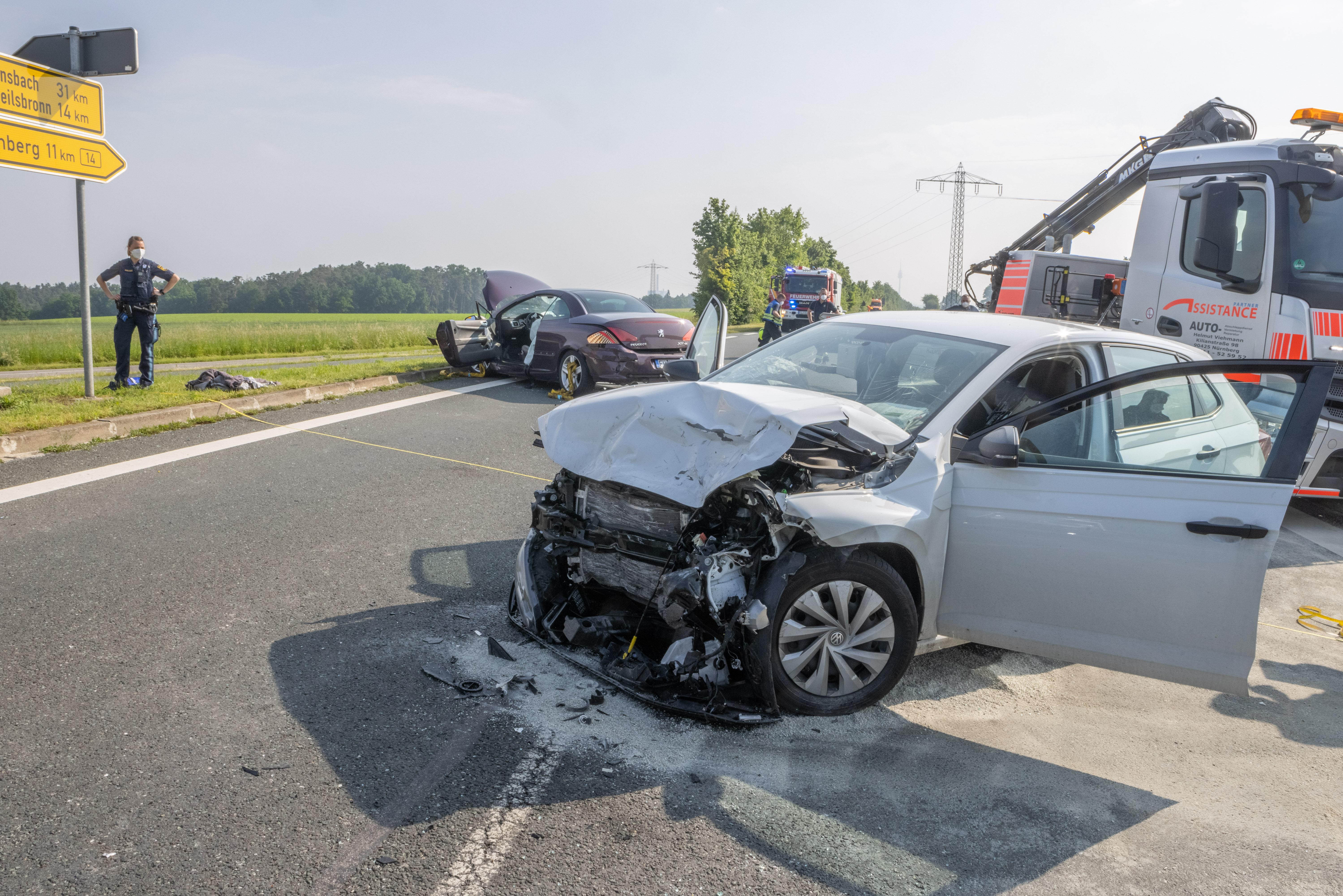 Unfall Mit Drei Verletzten B14 Blieb Komplett Gesperrt Furth Nordbayern