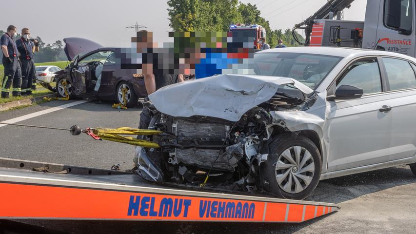 Autos kollidierten: Drei Verletzte nach Unfall auf B14