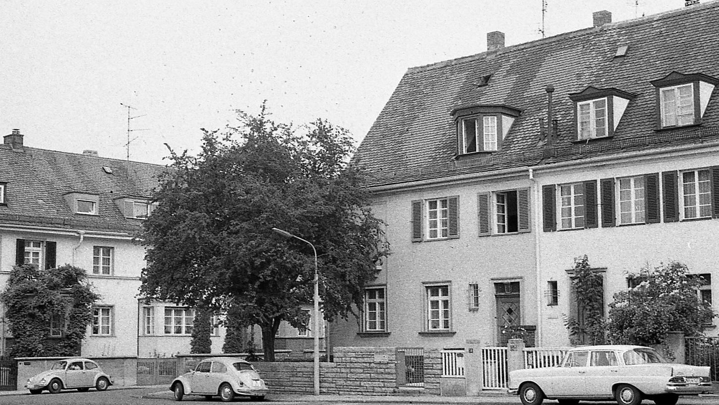 Aus einem zivilen Streifenwagen (links) heraus bewacht die Kripo das Wohnhaus der türkischen Konsulatsangestellten am Danziger Platz (rechts). Alle zwei Stunden wird die Wachmannschaft gewechselt. Auch das Fahrzeug wird ausgetauscht, insgesamt zwölfmal in 24 Stunden. Aus einem zivilen Streifenwagen (links) heraus bewacht die Kripo das Wohnhaus der türkischen Konsulatsangestellten am Danziger Platz (rechts). Alle zwei Stunden wird die Wachmannschaft gewechselt. Auch das Fahrzeug wird ausgetauscht, insgesamt zwölfmal in 24 Stunden.