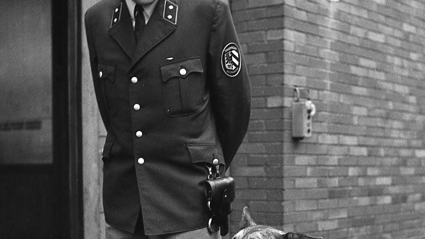 Stolz stellt sich der erfolgreiche Ganovenjäger „Dasso“ mit seinem Herrchen Jürgen S. unserem Fotografen. Stolz stellt sich der erfolgreiche Ganovenjäger „Dasso“ mit seinem Herrchen Jürgen S. unserem Fotografen.