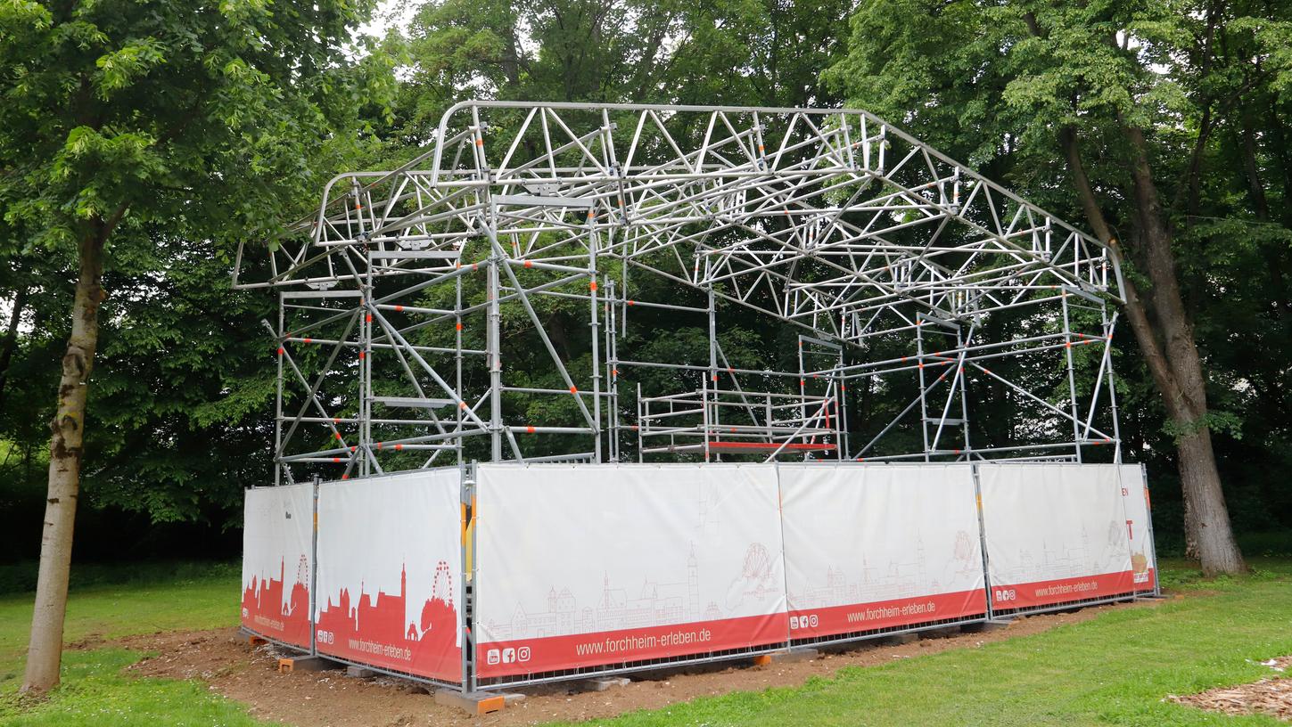 Die neue Kulturbühne im Freibad steht bereits.