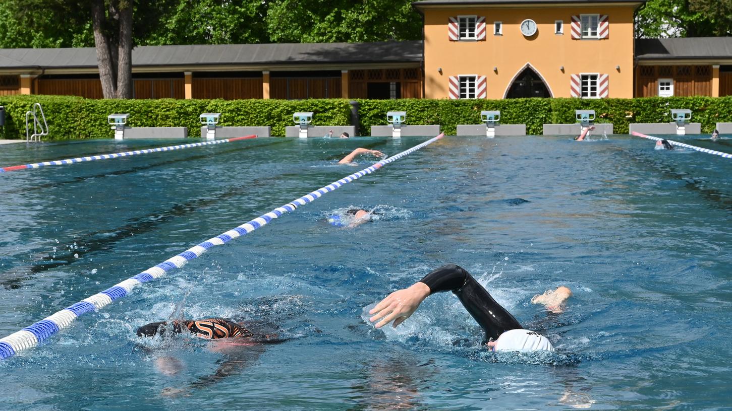 Schwimmer können im Röthelheimbad in Erlangen wieder ihre Runden drehen.