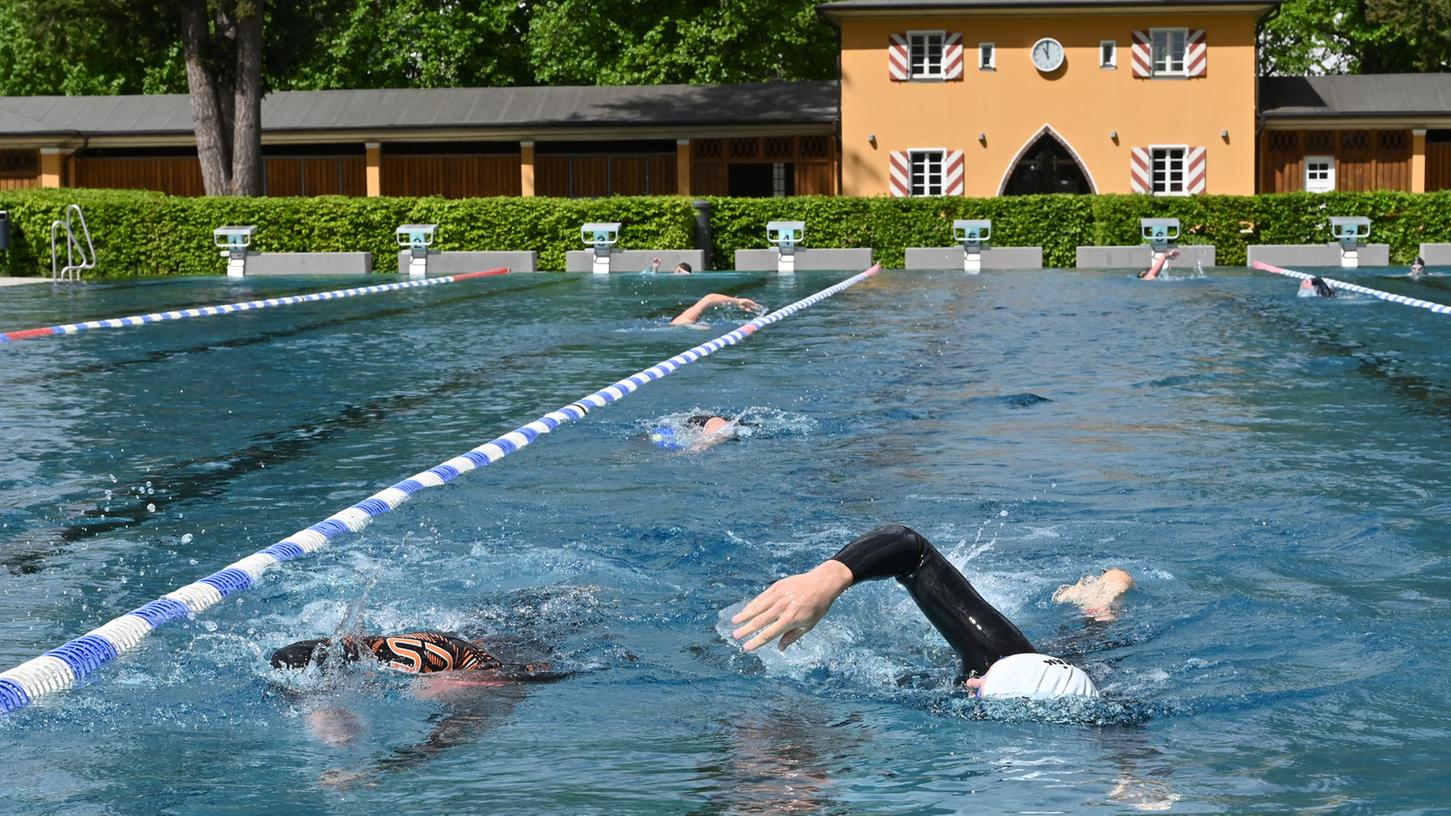 Schwimmer können im Röthelheimbad in Erlangen wieder ihre Runden drehen.
Schwimmer können im Röthelheimbad in Erlangen wieder ihre Runden drehen.