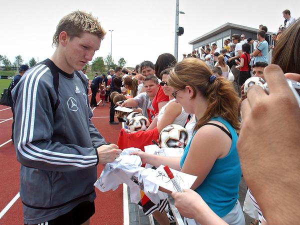  "Den Stars einmal bis auf wenige Zentimeter nahe sein": 2005 ließ die Mannschaft noch Fannähe zu – auch zum damals 18 Jahre jungen Bastian Schweinsteiger (links).