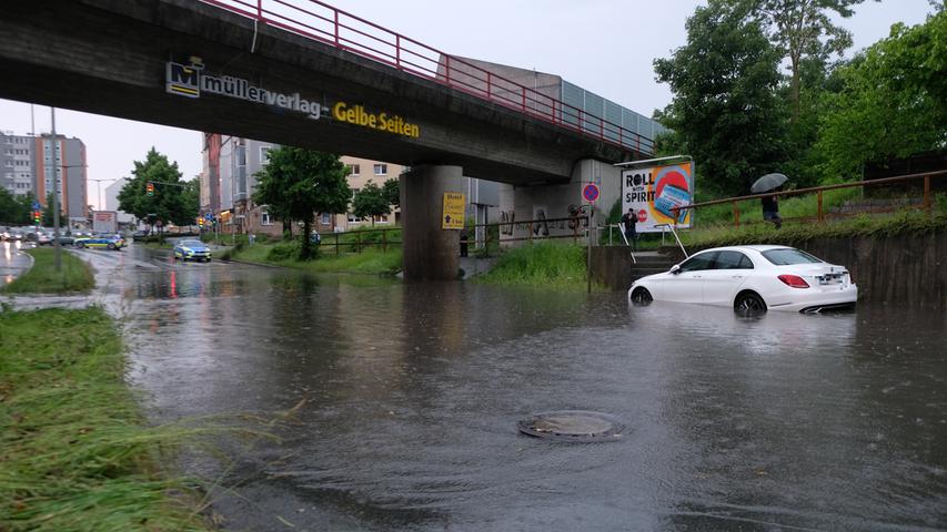 Auch das Bundesland Bayern blieb am Dienstag (08.06.2021) nicht trocken. Am späten Nachmittag zog ein starkes Gewitter über Nürnberg hinweg und setzte dabei einige Straßen unter Wasser. Neben dem Starkregen, kam es zwischenzeitlich auch zu Hagelfällen. Autos und Fußgänger kämpften sich jedoch weiter durch das Nass. Eine Unterführung lief in Nürnberg mit Wasser voll, sodass es zwischenzeitlich zu starken Verkehrsbehinderungen kam.Auch in Winterschneidbach im Landkreis Ansbach kam es zu heftigen Regenfällen. Ein BMW steckte in einer Unterführung fest, die durch den heftigen Regen mit Wasser vollgelaufen waren. Einsatzkräfte waren vor Ort um das Fahrzeug samt Fahrer aus dem Nass zu befreien.Auch im Landkreis sowie in der Stadt Bamberg kam es zu starken Gewittern. Ein Zeitraffer zeigt, wie sich das Gewitter aufbaut.Bereits der Deutsche Wetterdienst gab eine amtliche Unwetterwarnung für weite Teile Frankens heraus. Neben Gewittern kann es auch zu Starkregen, Sturmböen und Hagel kommen.  Foto: NEWS5 / Grundmann Weitere Informationen... https://www.news5.de/news/news/read/21080