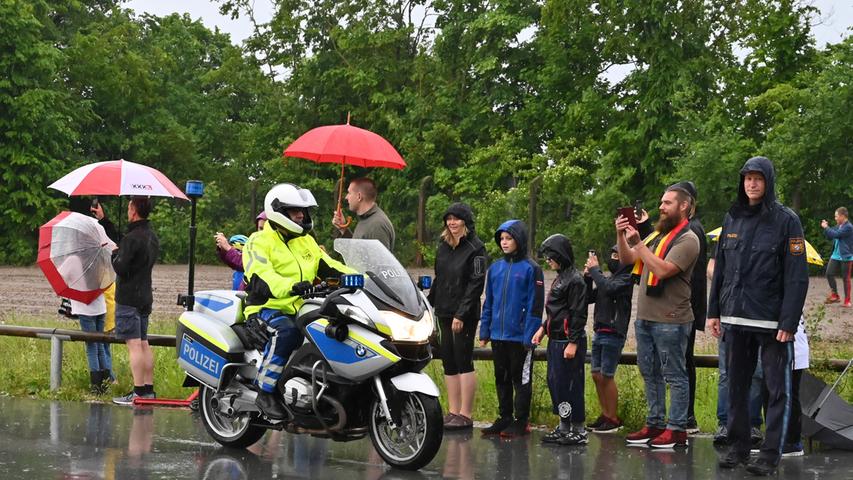 Fans, Polizei und Regen: Das DFB-Team kommt im EM-Quartier in Herzogenaurach an