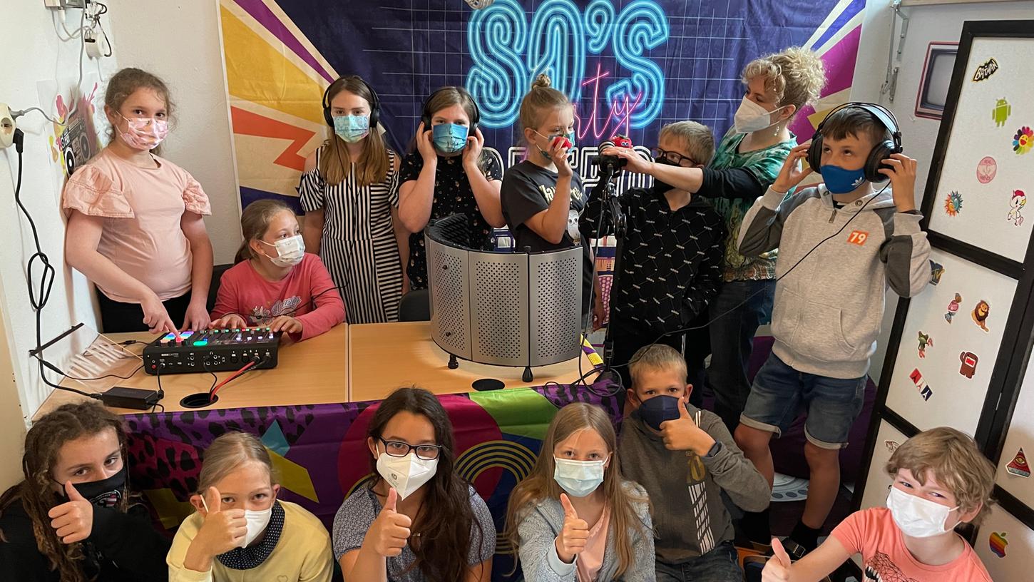 Das Schulradio-Team der Tennenloher Grundschule freut sich gemeinsam mit Lehrerin Susanne Finnemann über den gewonnenen Preis.
Das Schulradio-Team der Tennenloher Grundschule freut sich gemeinsam mit Lehrerin Susanne Finnemann über den gewonnenen Preis.