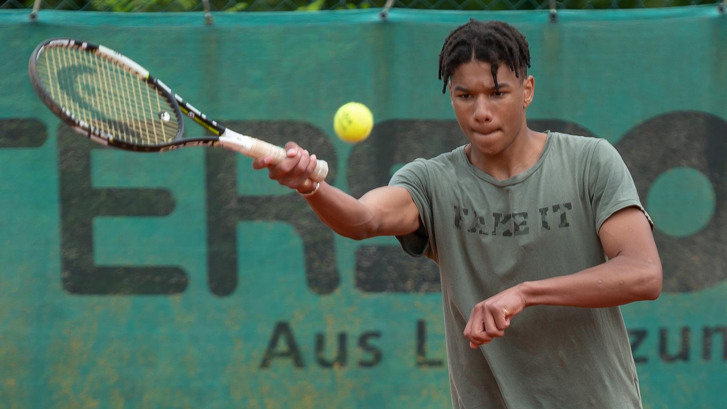 Vorteil TV Hilpoltstein: Die Tennisabteilung des Verein s aus der Burgstadt erregte durch einen Mitgliederzuwachs während der Pandemie verbandsweit Aufsehen. Die Punktspiele fielen in Lockdown-Pausen, hier ist David Camara am Ball beim Knaben-16-Match gegen die SG Stadtpark Schwabach.
Vorteil TV Hilpoltstein: Die Tennisabteilung des Verein s aus der Burgstadt erregte durch einen Mitgliederzuwachs während der Pandemie verbandsweit Aufsehen. Die Punktspiele fielen in Lockdown-Pausen, hier ist David Camara am Ball beim Knaben-16-Match gegen die SG Stadtpark Schwabach.