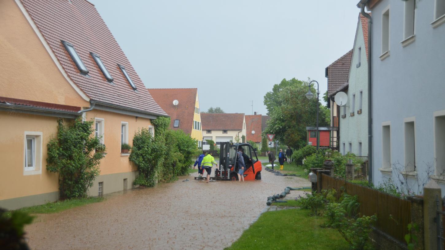 In Windsfeld wälzten sich die braunen Fluten durch den südlichen Teil des Dorfs. Die Feuerwehr war bis in die späten Abendstunden im Einsatz
In Windsfeld wälzten sich die braunen Fluten durch den südlichen Teil des Dorfs. Die Feuerwehr war bis in die späten Abendstunden im Einsatz