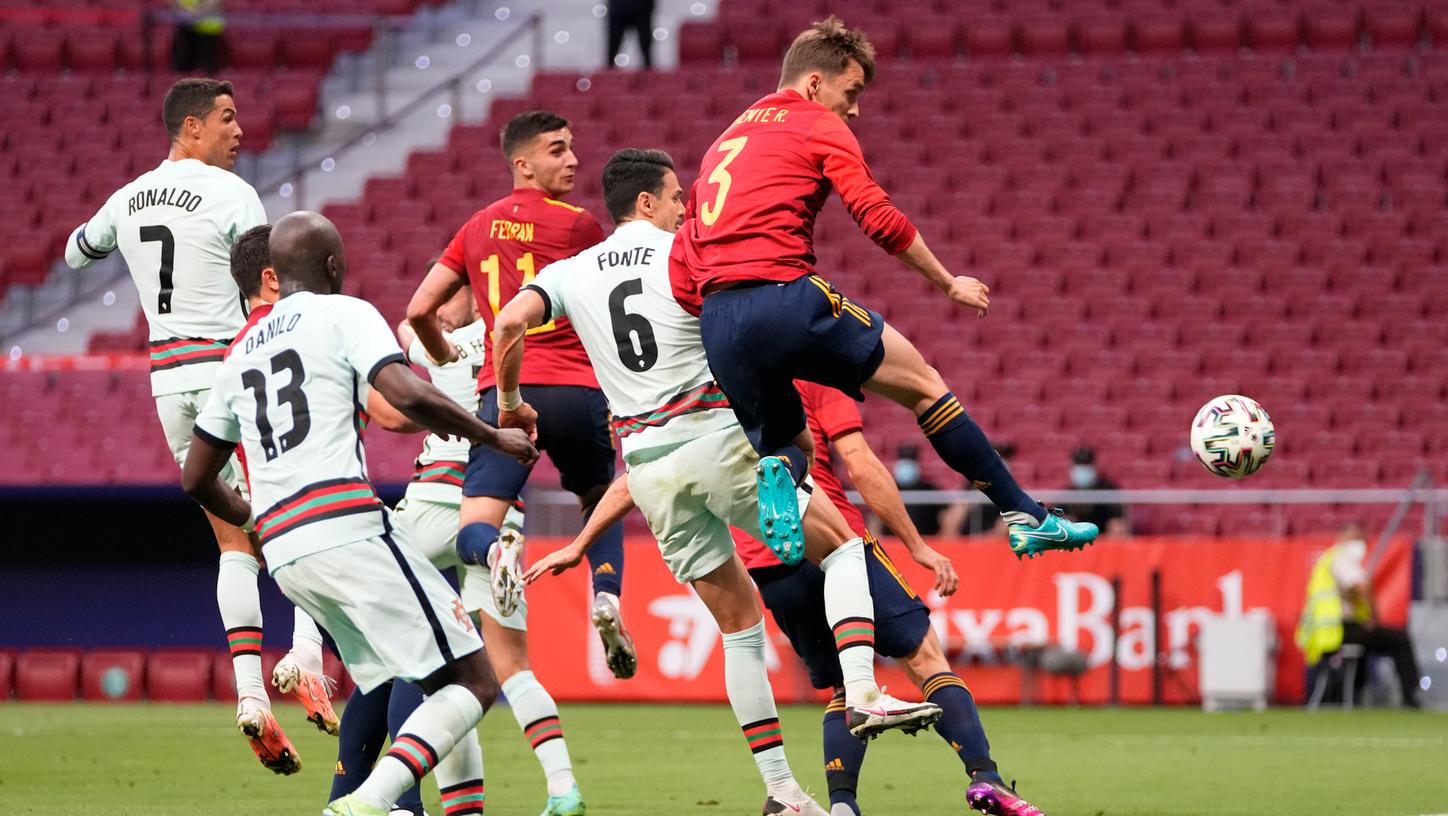 Nicht nur Kopfsache: Diego Llorente, der hier den Ball bei einem Test aufs portugiesische Gehäuse befördert, ist der zweite Corona-Fall beim spanischen Nationateam.