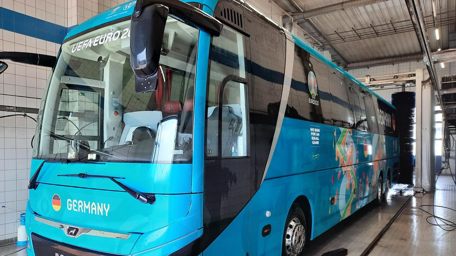 Frisch geduscht und bereit für die Fahrt zum Nürnberger Flughafen: Der Bus der deutschen Fußball-Nationalmannschaft in der Waschanlage der Wormser AG in Herzogenaurach.
Frisch geduscht und bereit für die Fahrt zum Nürnberger Flughafen: Der Bus der deutschen Fußball-Nationalmannschaft in der Waschanlage der Wormser AG in Herzogenaurach.