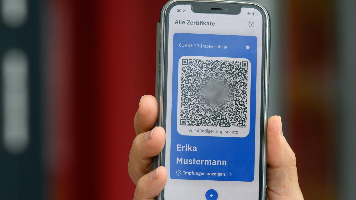 Ab dem 14. Juni soll man sich in vielen Apotheken den digitalen Nachweis einer vollständigen Impfung nachträglich ausstellen lassen können.
Ab dem 14. Juni soll man sich in vielen Apotheken den digitalen Nachweis einer vollständigen Impfung nachträglich ausstellen lassen können.