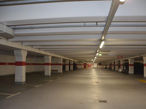 Kuriosum Tiefgarage: In der Altstadt stört der Parksuchverkehr, in der Tiefgarage bleiben viele Plätz leer. "Schwabach hat wohl die einzige Tiefgarage der Welt, die zentral liegt und dennoch immer freie Parkplätze hat", sagte Moderator Dr. Thomas Donhauser. Kuriosum Tiefgarage: In der Altstadt stört der Parksuchverkehr, in der Tiefgarage bleiben viele Plätz leer. "Schwabach hat wohl die einzige Tiefgarage der Welt, die zentral liegt und dennoch immer freie Parkplätze hat", sagte Moderator Dr. Thomas Donhauser.