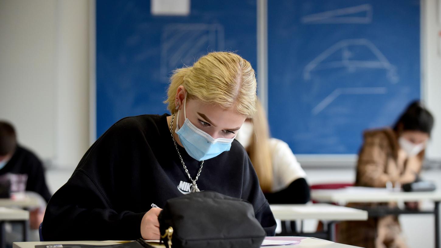 Noch müssen Bayerns Schüler im Unterricht Maske tragen. 