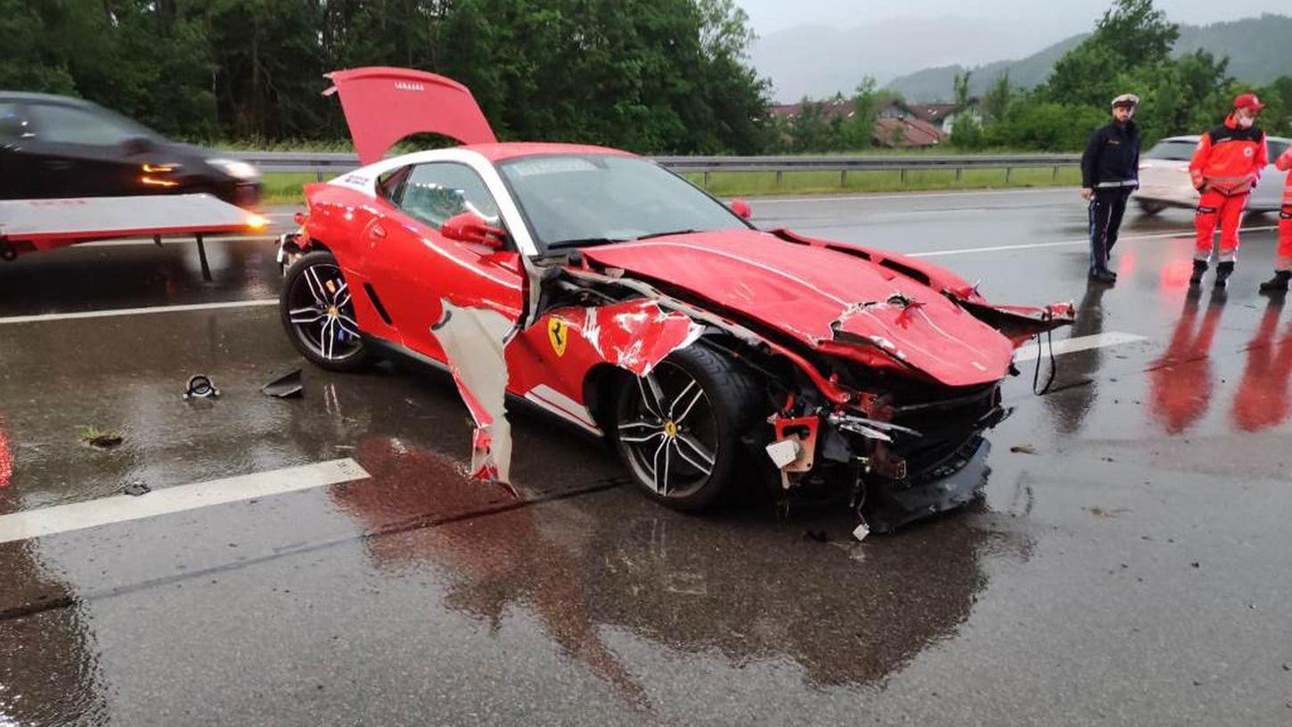 Der Ferrari blieb nach dem Unfall total beschädigt quer auf der Fahrbahn liegen.