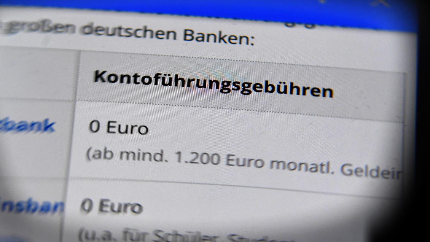 Kunden müssen in Zukunft zustimmen, wenn die Bank die Kontoführungsgebühren erhöht.
Kunden müssen in Zukunft zustimmen, wenn die Bank die Kontoführungsgebühren erhöht.
