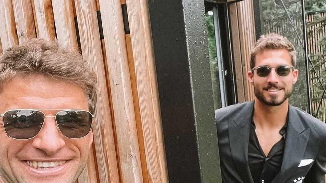 Viel Holz und viel vor: Kevin Trapp und Thomas Müller wohnen in Herzogenaurach zusammen. Viel Holz und viel vor: Kevin Trapp und Thomas Müller wohnen in Herzogenaurach zusammen.