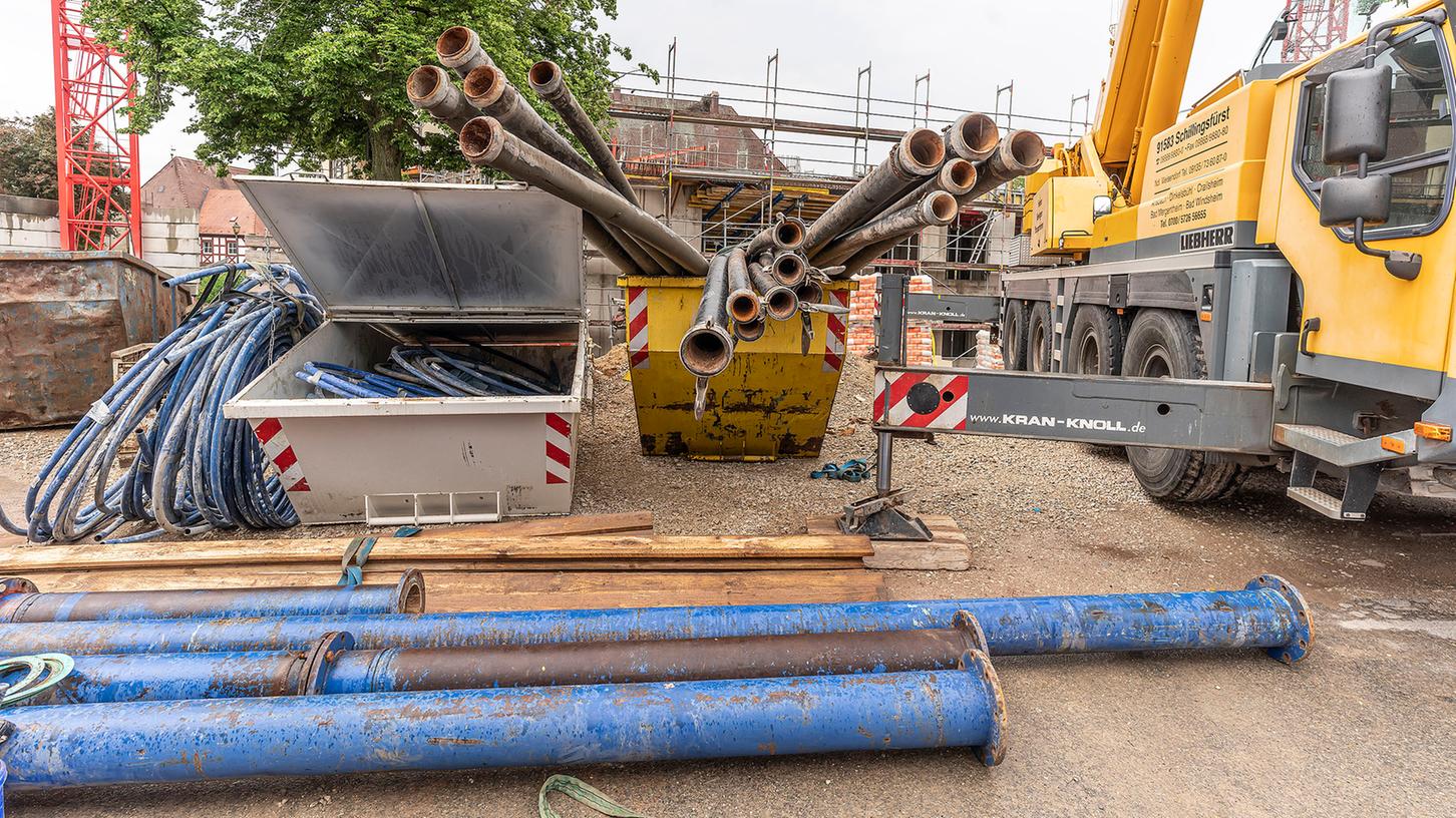 Die Rohre, mit denen monatelang Grundwasser aus der Baugrube des Herzogenauracher Rathaus-Neubaus abgepumpt wurde, sind inzwischen abgebaut. Nur noch eine unterirdische Druckleitung ist übrig.
Die Rohre, mit denen monatelang Grundwasser aus der Baugrube des Herzogenauracher Rathaus-Neubaus abgepumpt wurde, sind inzwischen abgebaut. Nur noch eine unterirdische Druckleitung ist übrig.