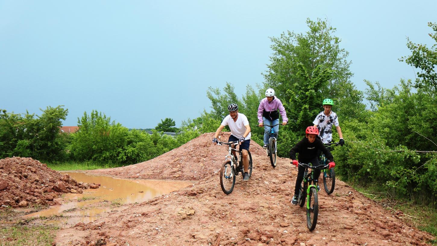 Sie haben die neue Dirtbike-Strecke gleich ausprobiert (von links): Bürgermeister Karsten Fischkal, Fabian Lamm, Simon und Bastian Denkler. Sie haben die neue Dirtbike-Strecke gleich ausprobiert (von links): Bürgermeister Karsten Fischkal, Fabian Lamm, Simon und Bastian Denkler.