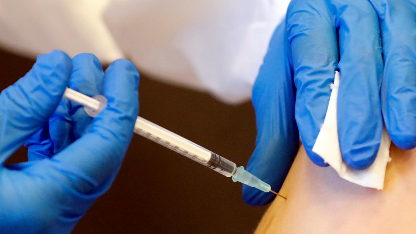 Ein Arzt in Hessen hat einen "offenen Impftag" ausgerufen. Einige Impfwillige kamen sogar am Vortag mit dem Camper angefahren. 