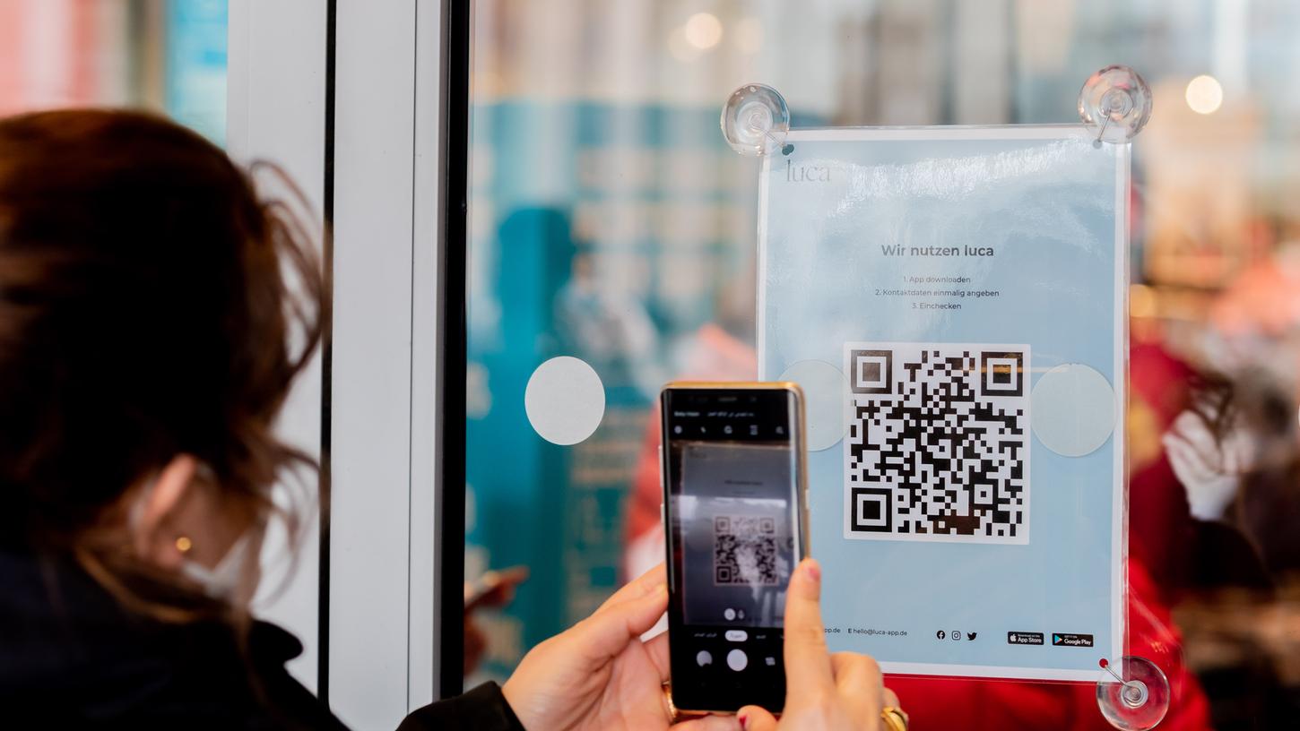 An vielen Türen von Restaurants und Bars sind bereits die QR-Codes für das Einscannen in die Luca-App angebracht.
An vielen Türen von Restaurants und Bars sind bereits die QR-Codes für das Einscannen in die Luca-App angebracht.
