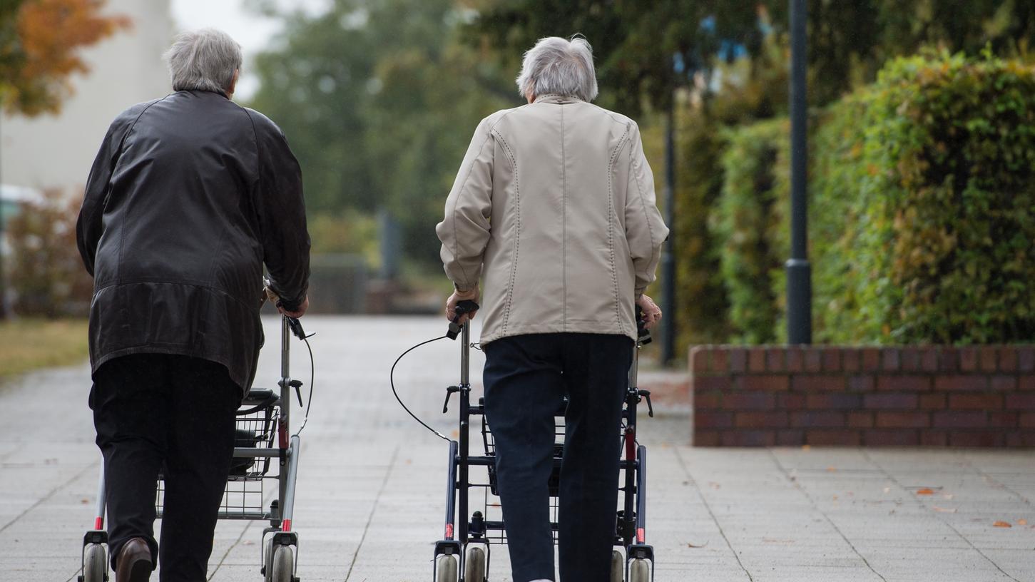 Das Renteneintrittsalter wird derzeit sukzessive auf 67 Jahre hinausgezögert. Experten haben vorgeschlagen, dass es in einigen Jahren sogar bei 68 Jahren liegen soll.
Das Renteneintrittsalter wird derzeit sukzessive auf 67 Jahre hinausgezögert. Experten haben vorgeschlagen, dass es in einigen Jahren sogar bei 68 Jahren liegen soll.