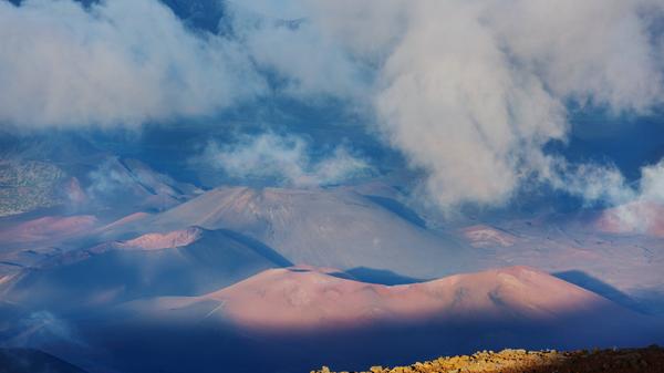 Auf der hawaiianischen Insel Maui wird aufgrund der Versorgung unterschiedlicher Unterhaltungsmöglichkeit der Wasserzugang für Einheimische knapp. Wie Fodor's eine Userin auf Twitter zitiert, behandeln Touristen die Einheimischen "wie Bürger zweiter Klasse und schneiden uns buchstäblich das Wasser ab." Sie fordert Touristinnen und Touristen explizit dazu auf, Hawaii als Reiseort zu meiden. Laut dem Portal derstandard soll es sich bei der Verfasserin des Tweets um die ehemalige Repräsentantin des Bundesstaates Hawaii handeln.