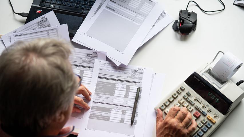 Das Geld bei Rentnern ist häufig knapp und sie müssen genau rechnen.
Das Geld bei Rentnern ist häufig knapp und sie müssen genau rechnen.