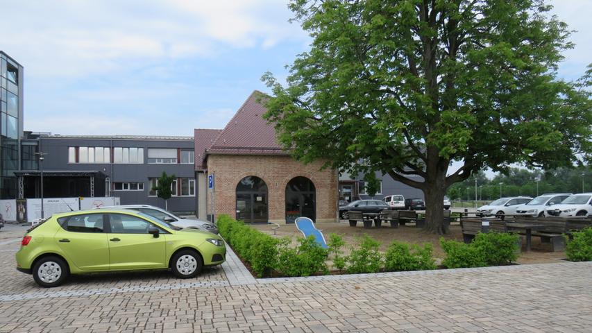 Das alte Heizhaus, das hier zu sehen ist, könnte dann vielleicht bald Karl-Baßler-Haus heißen.
Das alte Heizhaus, das hier zu sehen ist, könnte dann vielleicht bald Karl-Baßler-Haus heißen.