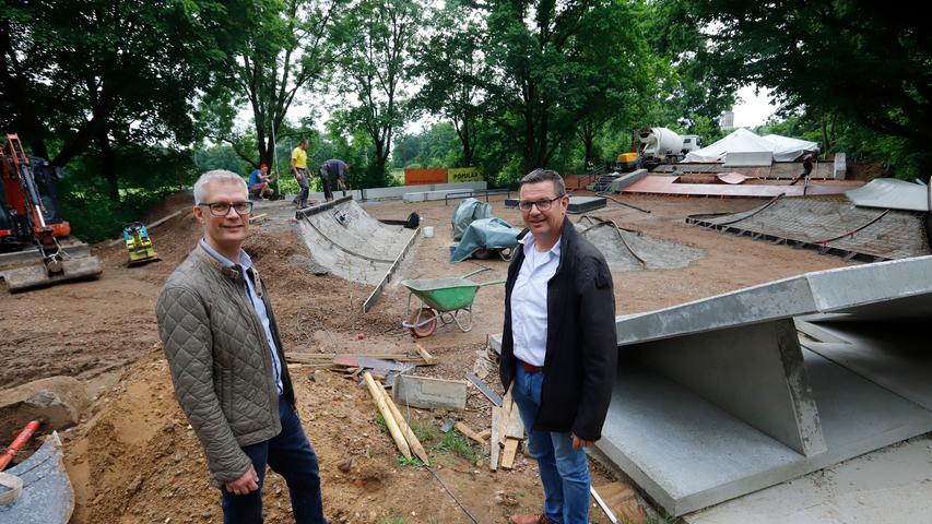 Stolze Bauherren: Oberbürgermeister Uwe Kirschstein und der Leiter des Gartenbauamts, Herbert Fuchs.
