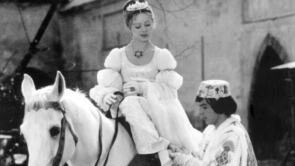 Die tschechische Schauspielerin Libuse Safrankova ist im Alter von 68 Jahren gestorben. Das berichtete der Nachrichtensender CNN Prima News am Mittwoch unter Berufung auf ihren Sohn. Große Beliebtheit erlangte Safrankova mit der Hauptrolle in dem Märchenfilm "Drei Haselnüsse für Aschenbrödel" aus dem Jahr 1973. Der romantische Streifen, eine Koproduktion mit der ostdeutschen DEFA, gehört seit Jahrzehnten untrennbar zum Weihnachtsprogramm im deutschen Fernsehen.