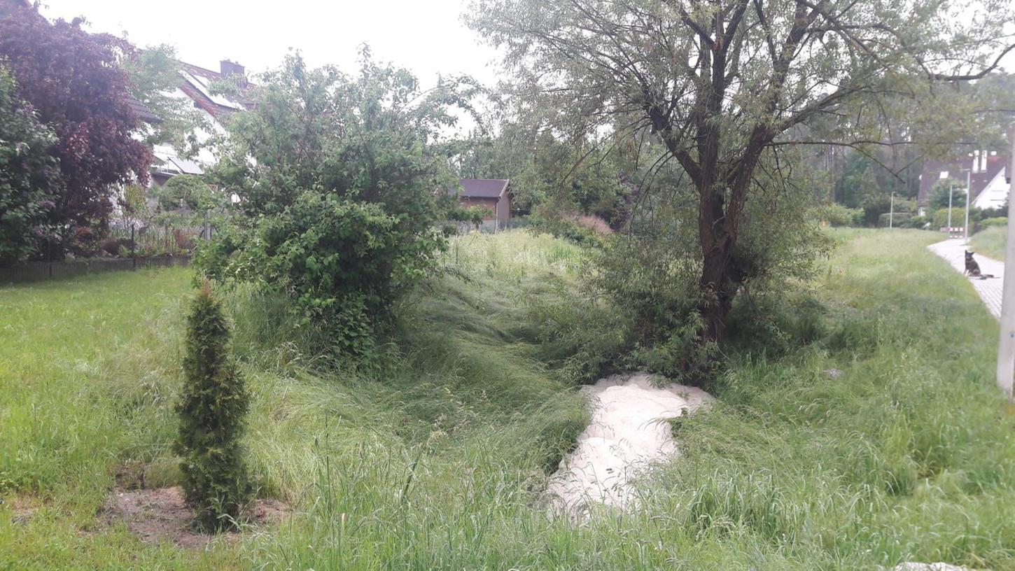Schaum im Babenbach im Süden Roths. Was war die Ursache?
Schaum im Babenbach im Süden Roths. Was war die Ursache?