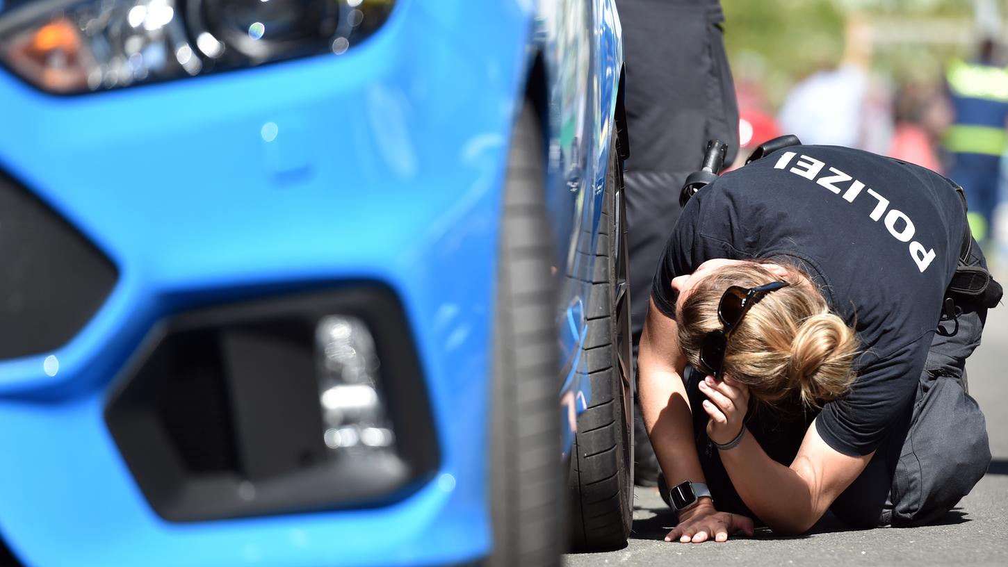 Die Polizei hat ein wachsames Auge auf die Fahrzeuge der Auto-Poser, die sich auf dem Schwabacher Rewe-Parkplatz treffen. Sie kontrolliert auch, ob Änderungen an den Autos vorgenommen wurden, durch die unter Umständen die Betriebserlaubnis erlischt.
Die Polizei hat ein wachsames Auge auf die Fahrzeuge der Auto-Poser, die sich auf dem Schwabacher Rewe-Parkplatz treffen. Sie kontrolliert auch, ob Änderungen an den Autos vorgenommen wurden, durch die unter Umständen die Betriebserlaubnis erlischt.