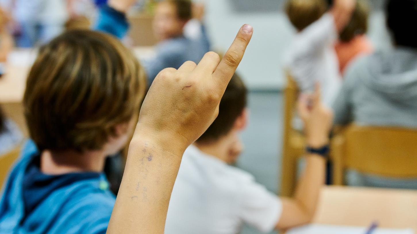 Quereinsteiger, sogenannte Differenzialkräfte ohne Fachstudium sollen künftig Pädagogen an den Grund-, Mittel- und Förderschulen unterstützen.
Quereinsteiger, sogenannte Differenzialkräfte ohne Fachstudium sollen künftig Pädagogen an den Grund-, Mittel- und Förderschulen unterstützen.