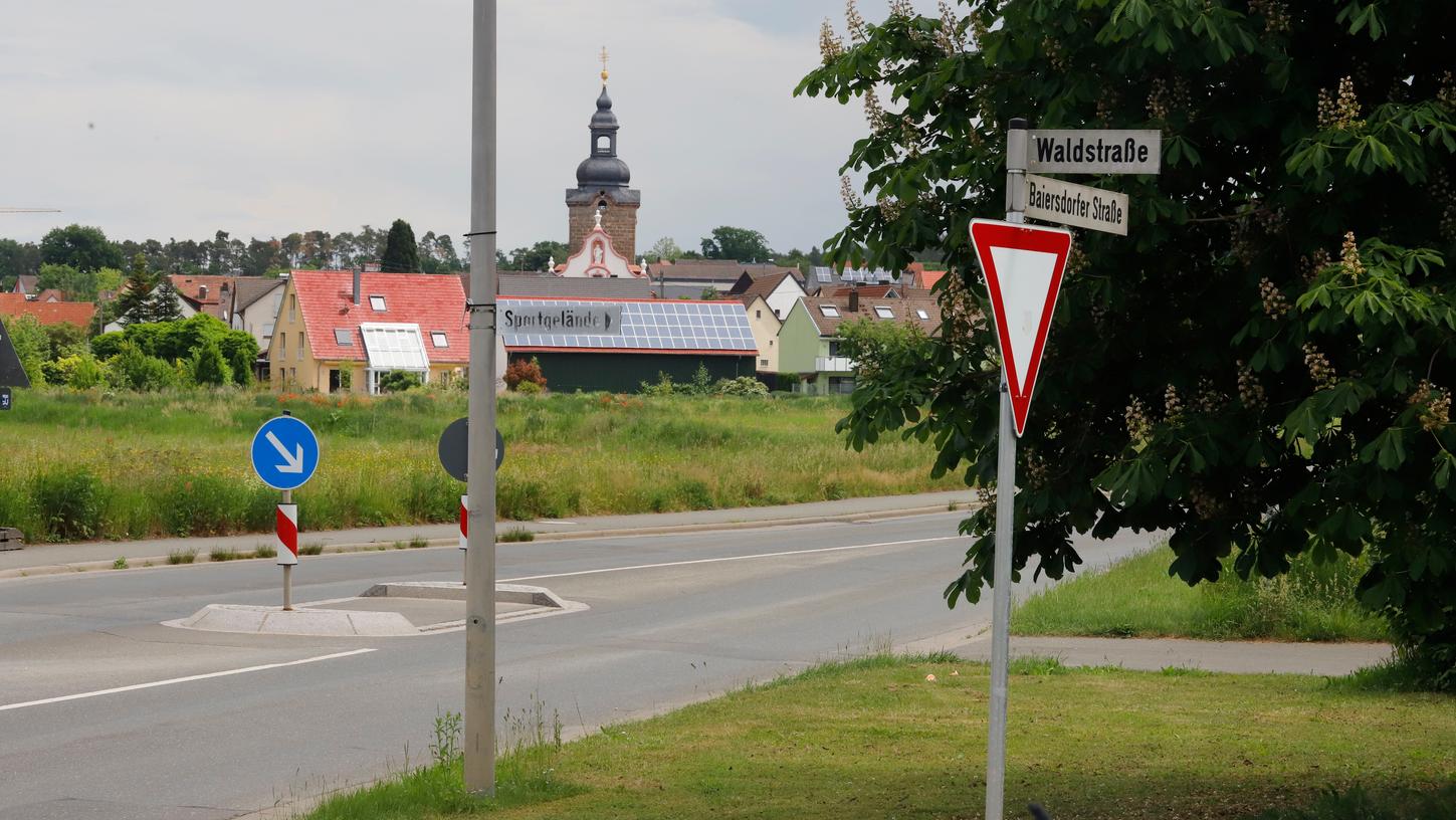 An dieser Ecke in Kersbach soll ein Kreisverkehr entstehen, um das neue Wohngebiet Pointäcker-Süd zu erschließen. Im Kreis drehte sich auch die Diskussion um diesen Kreisverkehr. Die grünen Vertreter im Stadtrat sind strikt gegen die Planung. 
