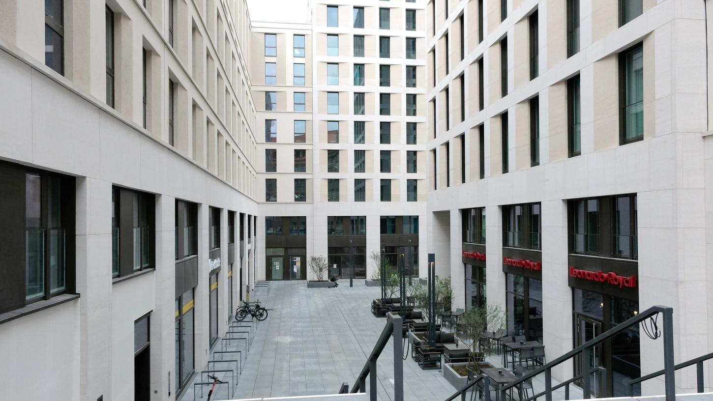 Das Leonardo Royal Hotel im Nürnberger Tafelhof Palais ist pünktlich zu den neuesten Corona-Lockerungen startklar. Das neue 4-Sterne-Superior-Haus hat 238 Zimmer und Suiten auf acht Etagen.
Das Leonardo Royal Hotel im Nürnberger Tafelhof Palais ist pünktlich zu den neuesten Corona-Lockerungen startklar. Das neue 4-Sterne-Superior-Haus hat 238 Zimmer und Suiten auf acht Etagen.